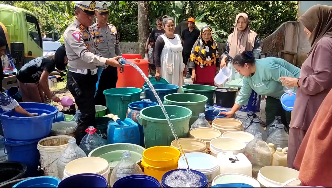 Ratusan KK Di Mangunreja Jalan Kaki 1 Km Untuk Dapat Air Bersih, Satlantas Polres Tasikmalaya Salurkan Bantuan