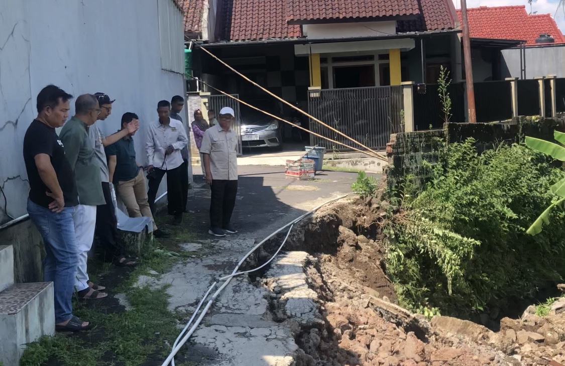 Ketua DPRD Kota Tasikmalaya Tinjau Lokasi Ambruknya Tembok Perum Almina Regency, Upayakan Perbaikan