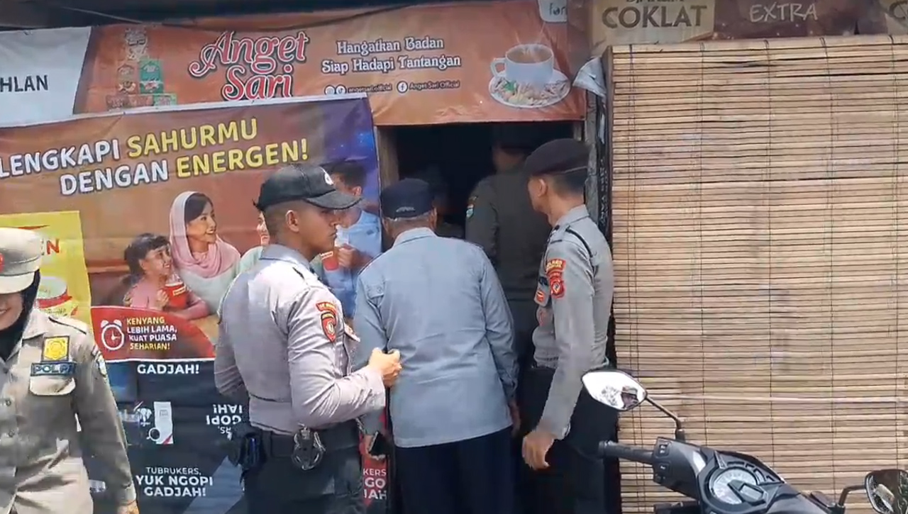 Satpol PP Razia Warung Nyemen Hingga Miras Oplosan, Para Pengunjung Kabur Saat Petugas Datang