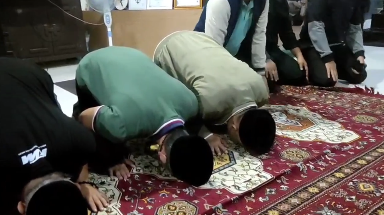Cecep-Asep Sujud Syukur Sambut Putusan MK, Cecep: Alhamdulillah Prosesnya Kami Jalani dengan Ikhlas