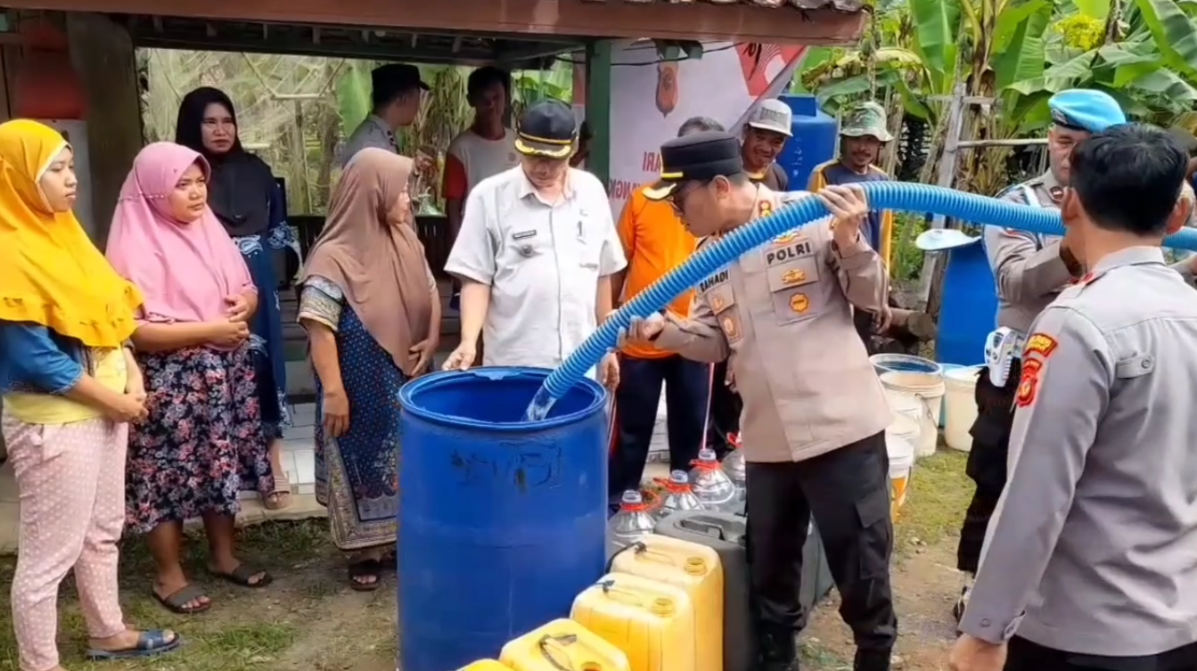 Polres Banjar Salurkan Ribuan Liter Air Bersih, Bertahun-Tahun Air Tidak Layak Konsumsi