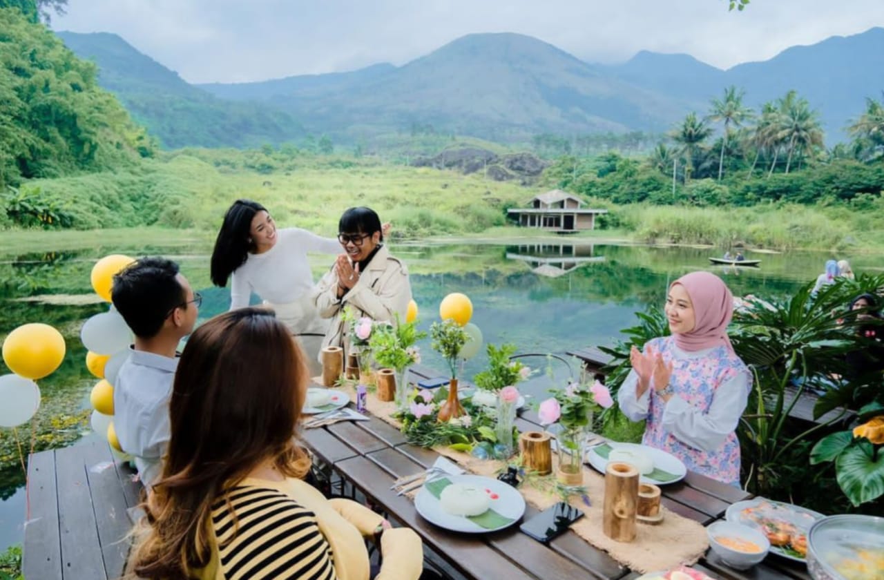 Cafe Balong Tempat Nongkrong Instagramable dengan Pemandangan Alam Gunung Guntur