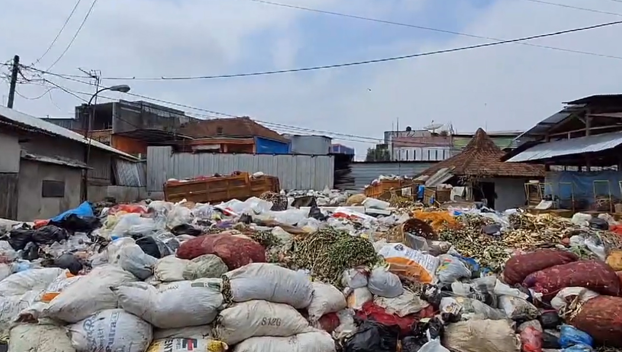 Lagi, Sampah Di TPS Cikurubuk Numpuk Sampai Ke Jalanan Dikeluhkan Pedagang Pasar