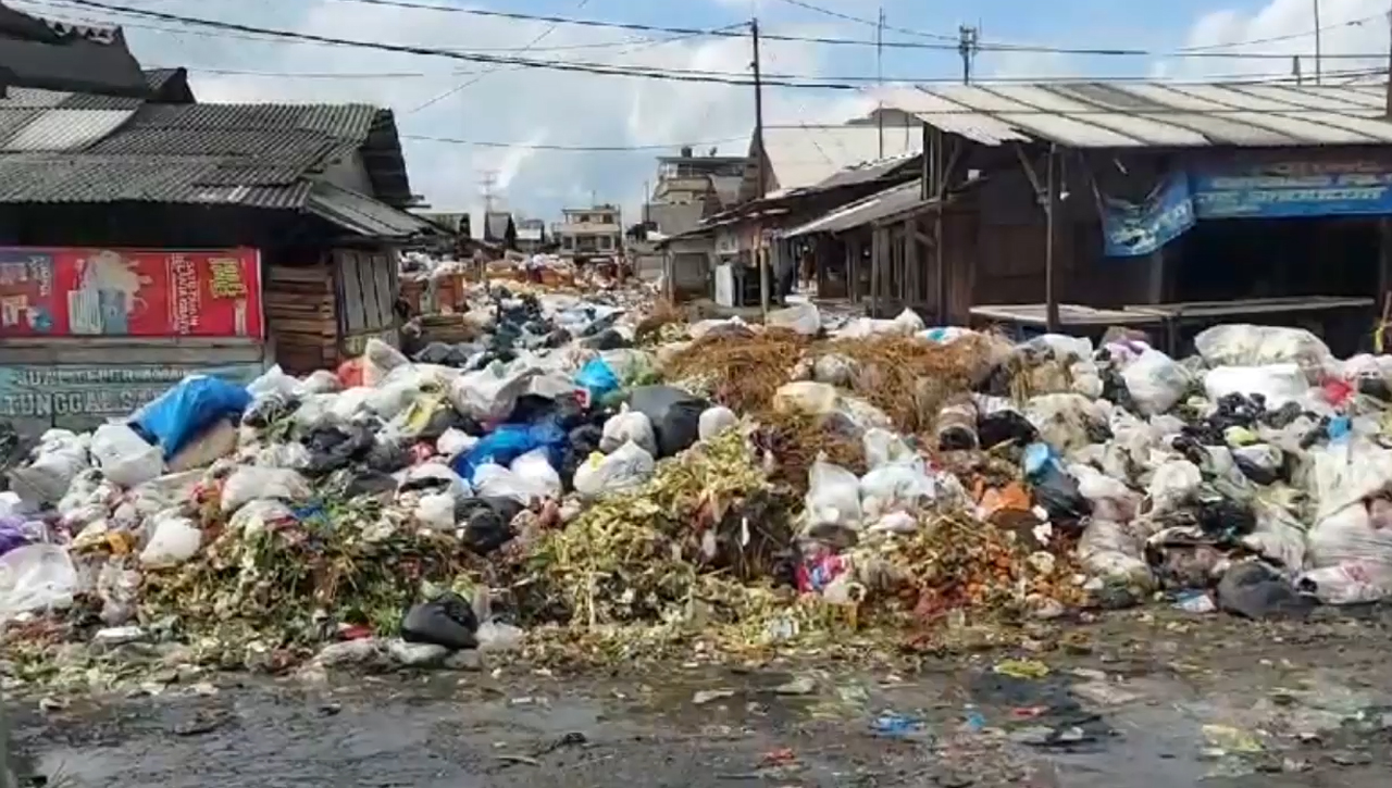 Miris, Tumpukan Sampah Di TPS Cikurubuk Meluber Ke Jalan, Pedagang Pasar Merasa Sangat Dirugikan