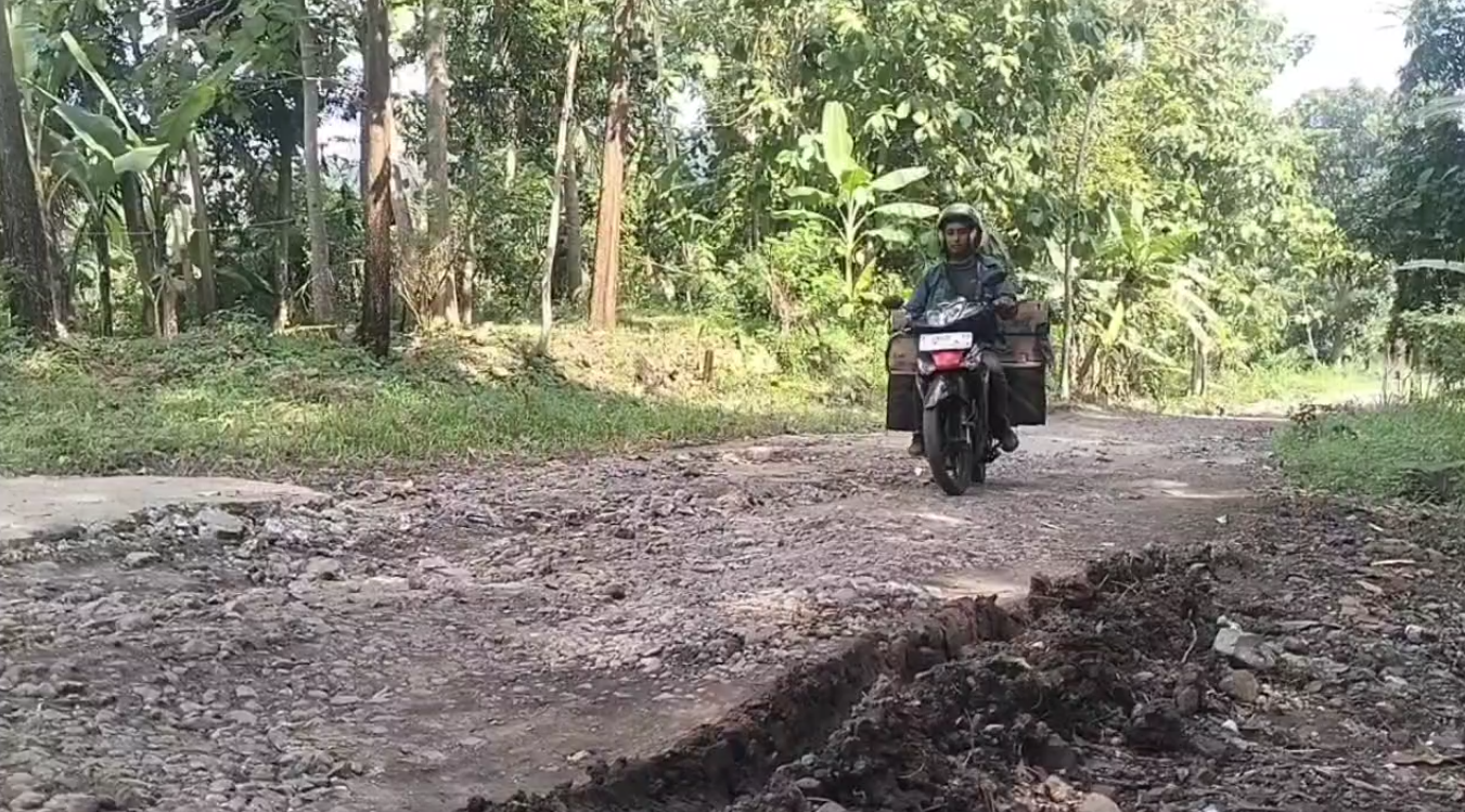 Warga Keluhkan 10 Tahun Jalan Rusak Belum Diperbaiki, Jalan Alternatif yang Bagus Sangat Dibutuhkan Warga