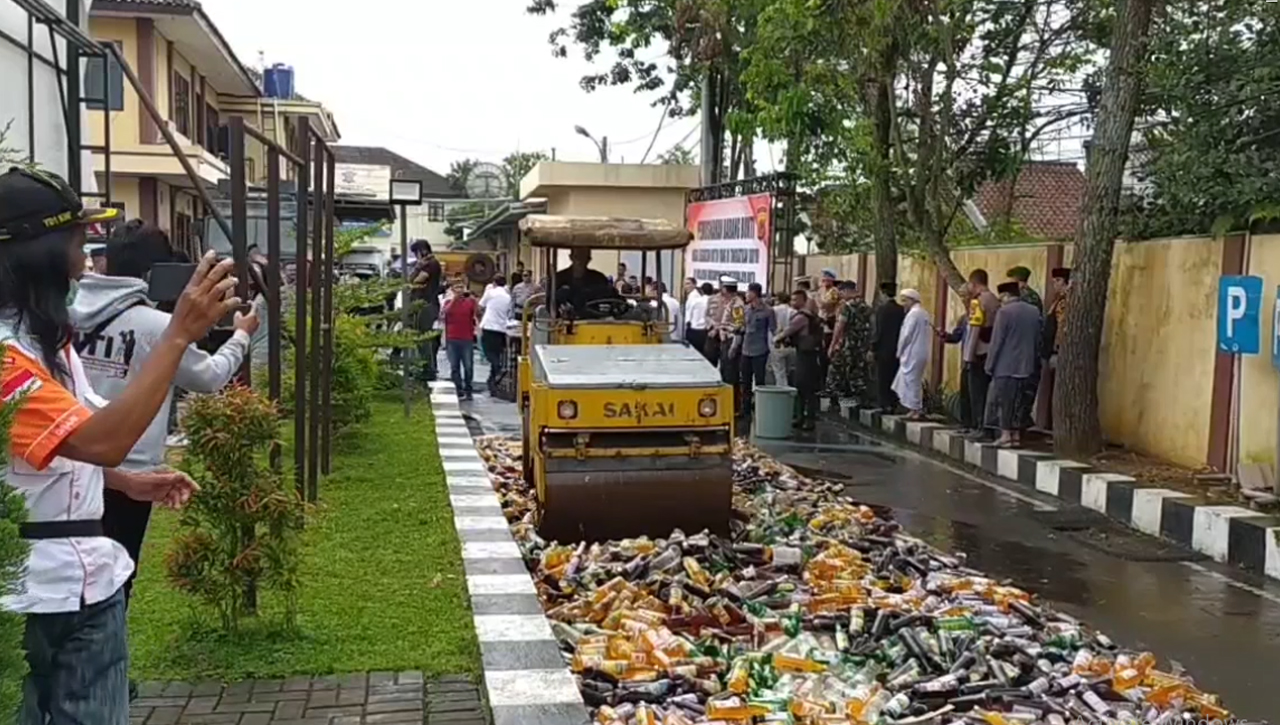 Polres Tasik Kota Dan Kabupaten Ciamis Musnahkan Ribuan Miras Dan Knalpot Brong, Razia Rutin Dilakukan