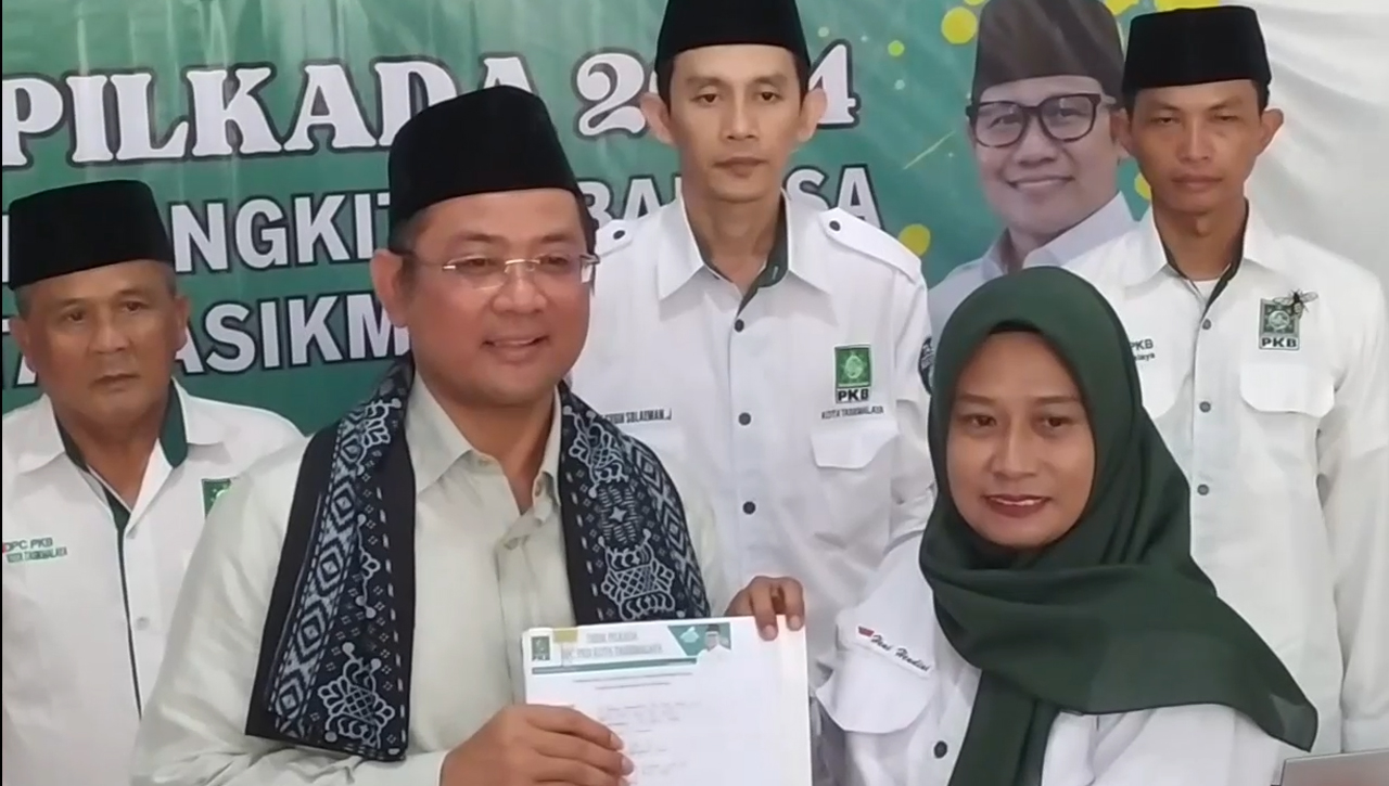 Diantar Ratusan Warga dan Relawan, Yanto Oce Kembalikan Formulir Penjaringan Bacawalkot Ke PKB,