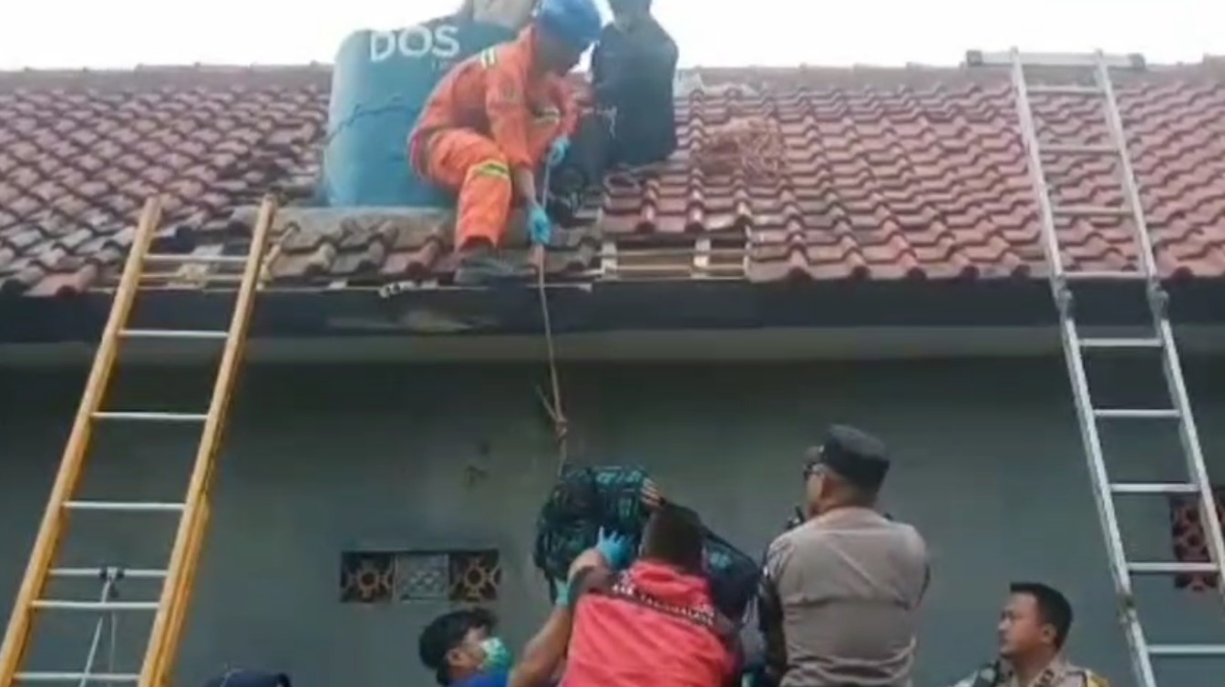 Penemuan Mayat di Toren Gegerkan Warga Cintaraja, Proses Evakuasi Korban Berlangsung Dramatis