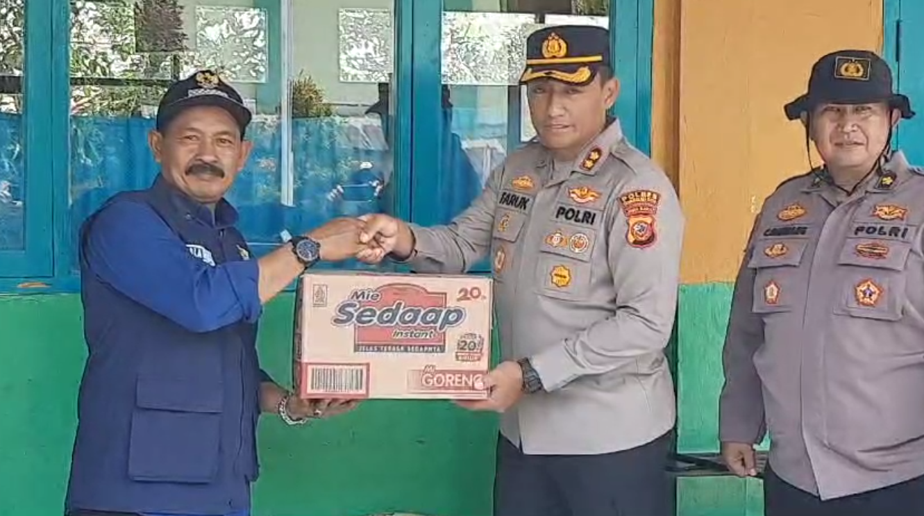 Polres Tasik Kota Salurkan Bantuan Bagi Korban Banjir Sukaresik, Paket Sembako Diberikan Untuk Warga