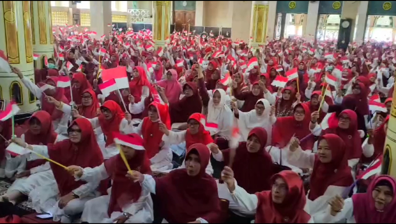 Masjid Agung Ciamis Jadi Lautan Bendera Merah Putih, Lebih Dari Empat Ribu Bendera Dibawa Ibu-Ibu Pengajian