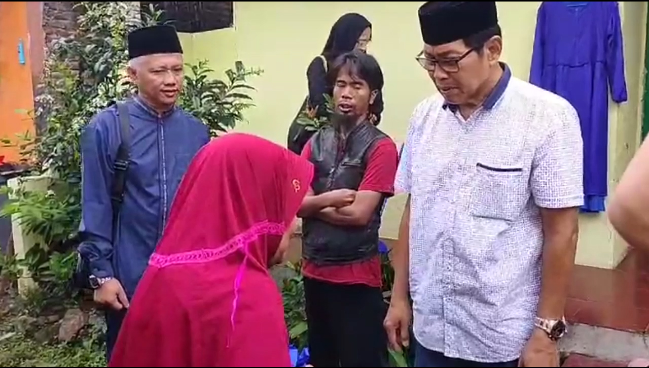 Lansia Sulit Dapat Bantuan Pemerintah, Muhammad Yusuf Langsung Turun Beri Bantuan