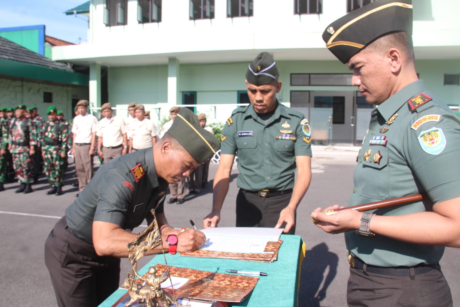 Dandim 0612 Tasikmalaya Pimpin Upacara Pelepasan Pindah Satuan, Purna Tugas, dan Serah Terima Jabatan Danramil