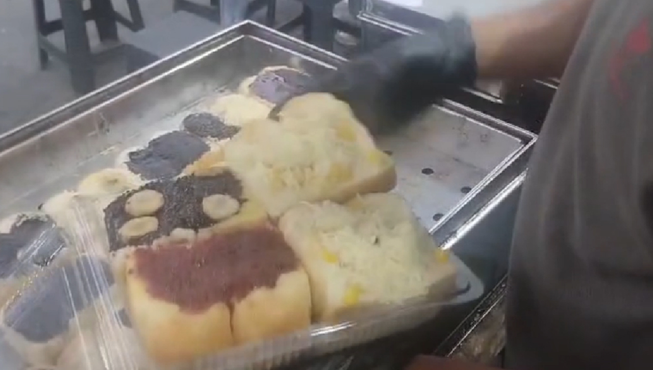 Mencicipi Roti Kukus Viral di Tasikmalaya, Sehari Laku Ribuan Potong