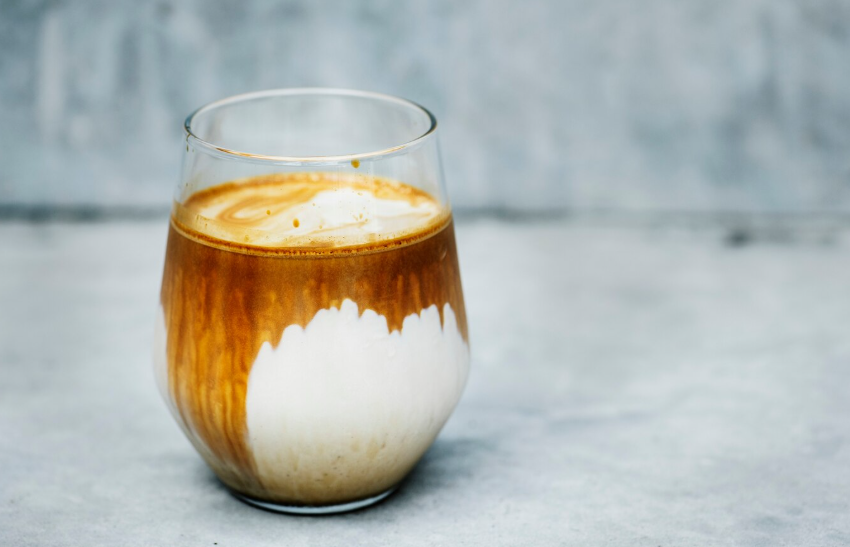 Mengungkap Rahasia Dirty Latte, Perpaduan Espresso Pekat dan Susu Dingin yang Menghadirkan Rasa Tak Terlupakan