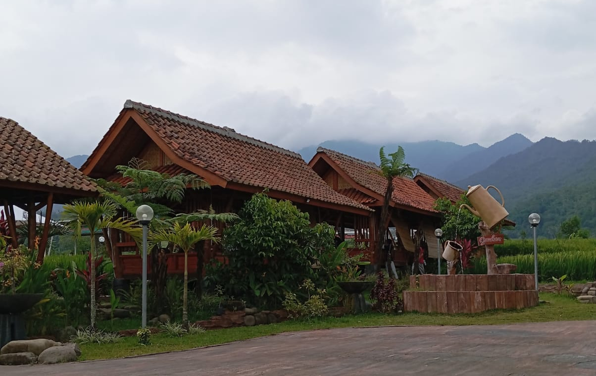 Yuk Nikmati Kuliner Sunda dengan Pemandangan Alam yang Menawan di Rumah Makan Saung Jembar Cihaurbeuti Ciamis