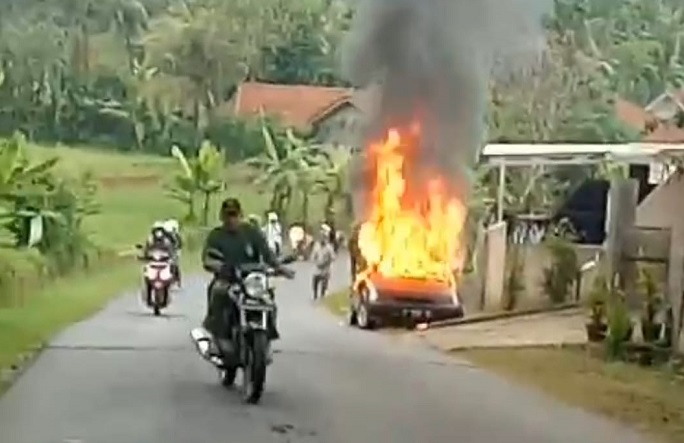 Mobil Ditumpangi Pasutri Hangus Terbakar, Beruntung Para Korban Lolos dari Maut