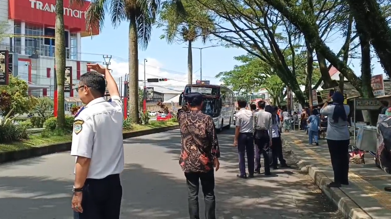 Petugas Gabungan Tertibkan Terminal Bayangan Rancabango, Naik dan Turun Penumpang Hanya Boleh di Terminal