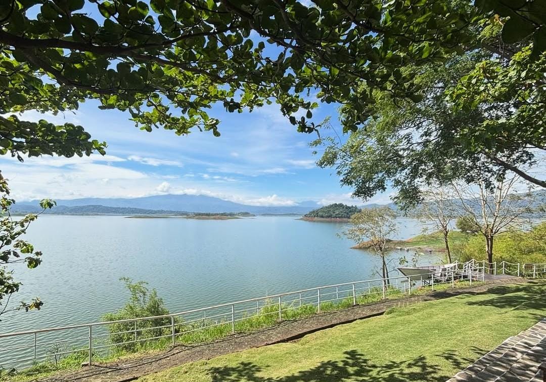 Menikmati Pesona Tanjung Duriat, Destinasi Wisata Alam Ikonik dengan Panorama Bendungan Jatigede