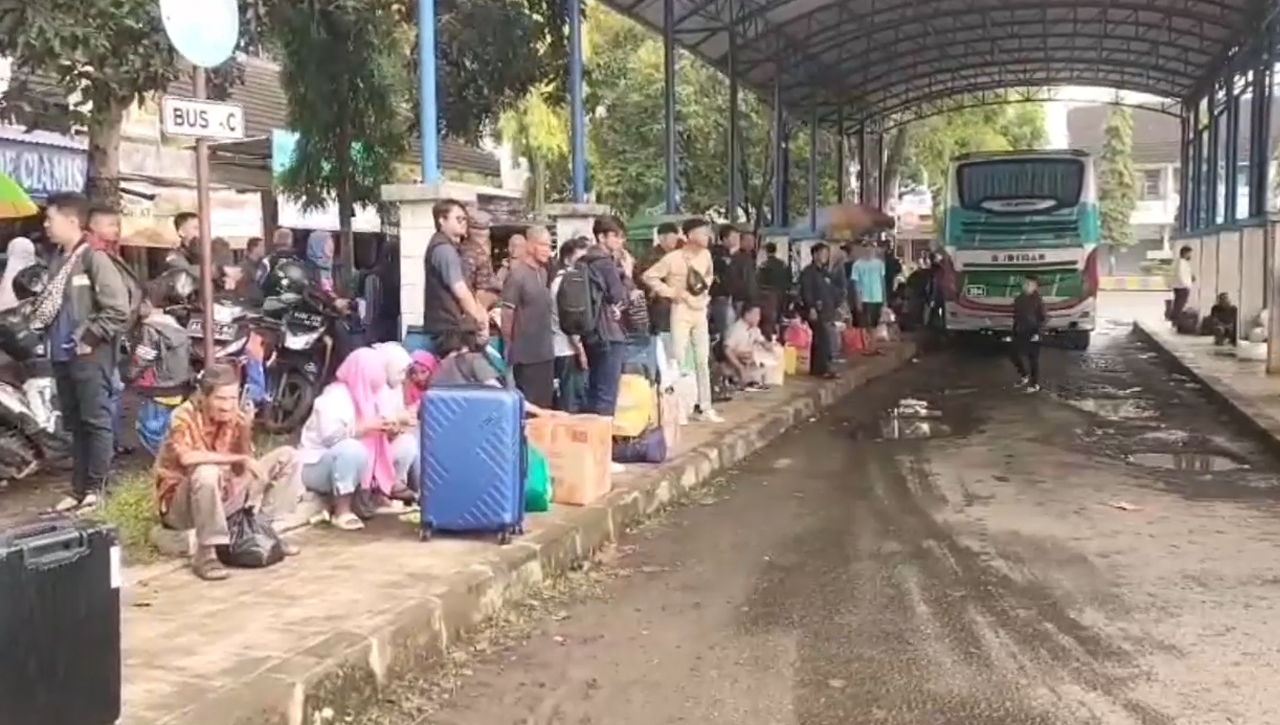 Gara-Gara Ini, Puluhan Penumpang Telantar Di Terminal Ciamis, Belum Paham Tata Cara Beli Tiket Online