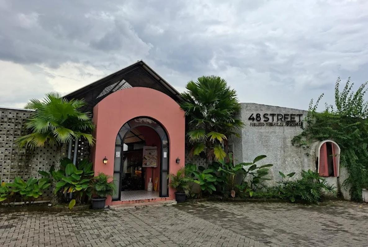 Gak Perlu ke Hawaii, Cafe 48 Island Tasik Hadirkan Vibes Aloha yang Instagramable Banget