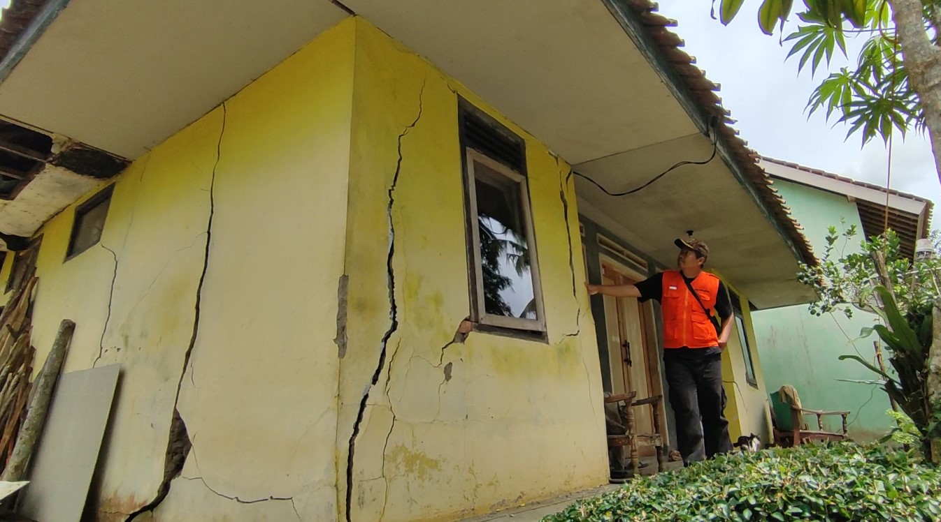 Terdampak Pergerakan Tanah, Puluhan Rumah Warga di Ciamis Rusak, Ratusan Warga Terpaksa Diungsikan