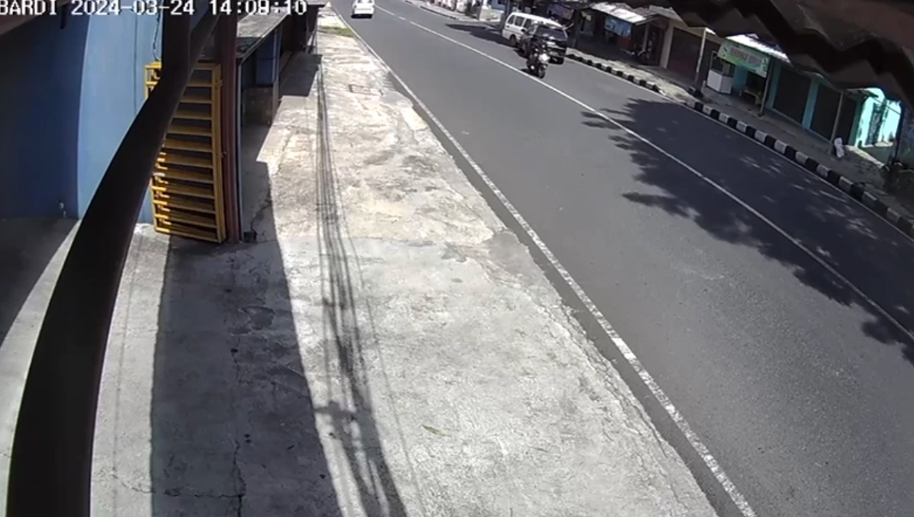 Terekam CCTV, Minibus Hantam Angkot Di Ciamis, Sopir Angkot Sempat Terjepit Hingga Alami Patah Tulang 
