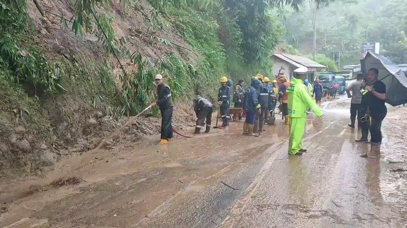 Hujan Semalaman Jalur Tapal Kuda Tertimbun Longsor, Tebing Setinggi 15 Meter Longsor, Arus Lalin Lumpuh