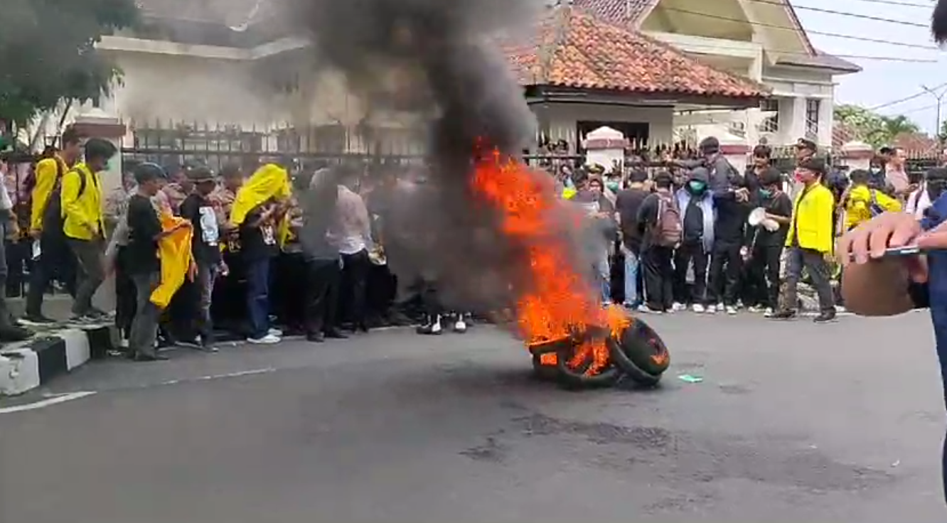 Mahasiswa Sebut UU TNI Pengkhianatan Demokrasi dan Hak Sipil, Gelar Unjuk Rasa Minta UU TNI Segera Dicabut