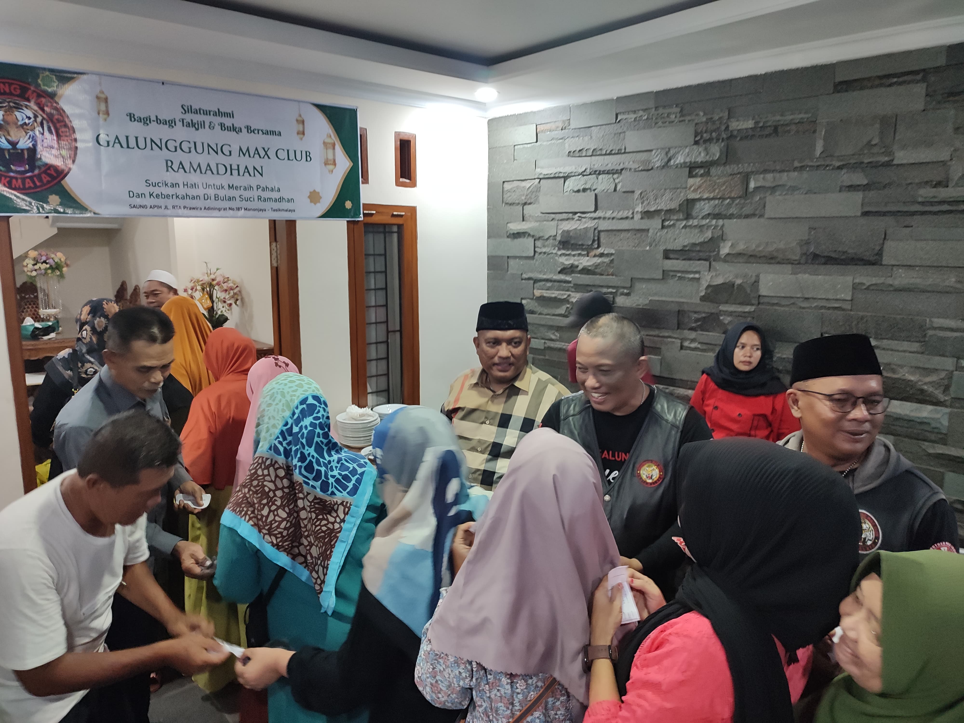 Berkah Ramadhan GMC Gelar Bakti Sosial dan Bagi-Bagi Takjil Gratis Untuk Pengguna Jalan Raya
