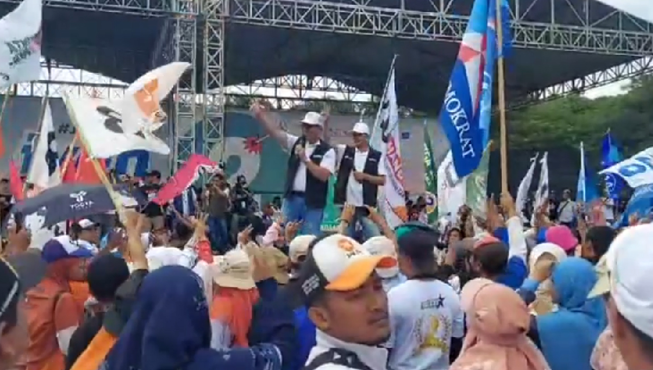 Kampanye Rapat Umum Ivan-Dede Di Stadion Wiradadaha, Hibur Pendukung Dengan Nyanyikan Lagu “Ku Tak Bisa”