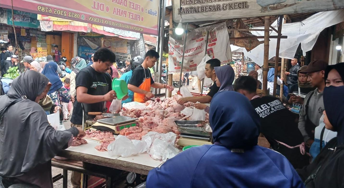 Jelang Ramadan 1445 Hijriah, Pasar Cikurubuk Ramai Pengunjung. Daging Ayam Mahal Tetap Diserbu Pembeli