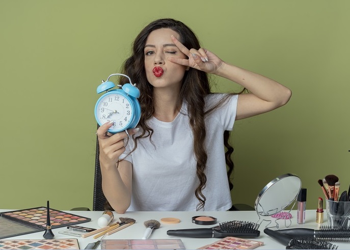 Ngga Perlu Waktu Lama, Makeup Natural ini Akan Membuat Kamu Jadi Sorotan!