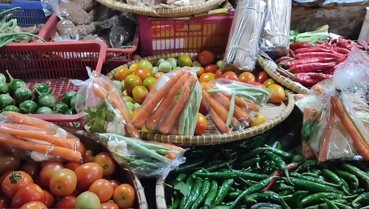 Dear Emak-Emak, Tahun Baru Sejumlah Harga Kebutuhan Pokok di Pasar Singaparna Naik Hingga 100 Persen 