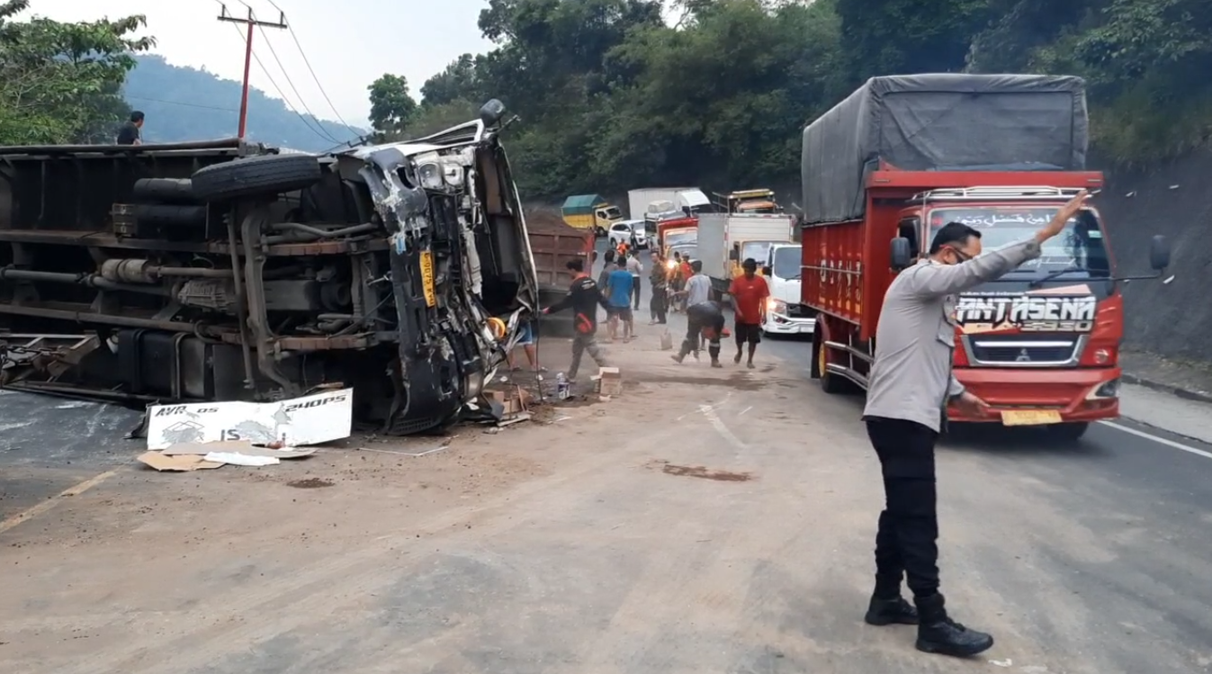 Diduga Akibat Rem Blong, Truk Adu Banteng di Jalur Gentong, Satu Sopir Alami Patah Tulang