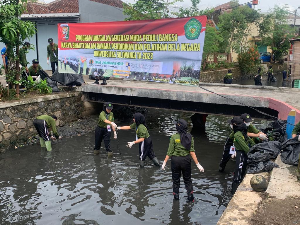 Edukasi Peduli Lingkungan, BRIGIF 13/Galuh Rahayu Ajak Ribuan Mahasiswa Peserta PBN Unsil Beberesih Sungai