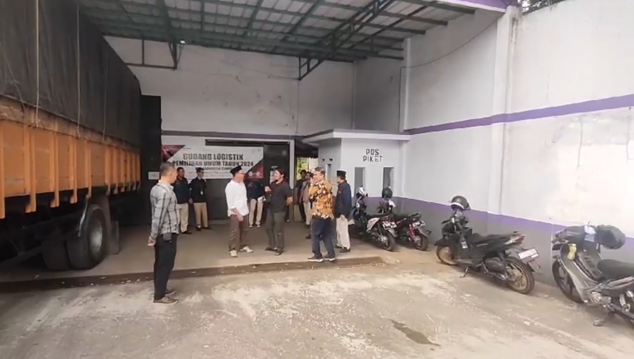 Polisi Jaga Ketat Gudang Logistik Pemilu 24 Jam Nonstop