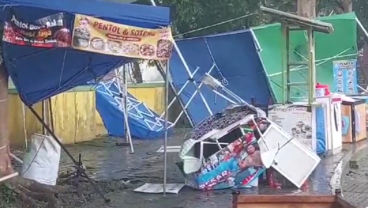 Diterjang Angin Kencang, Tenda UMKM Pasar Malam di Kota Banjar Rusak, Ada Korban?