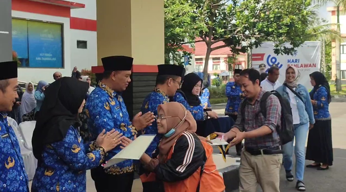 Pemkab Tasik Serahkan 95 Sertifikat Untuk Pelaku UMKM, Bupati Harap Bisa Jadi Modal Pengajuan Kredit