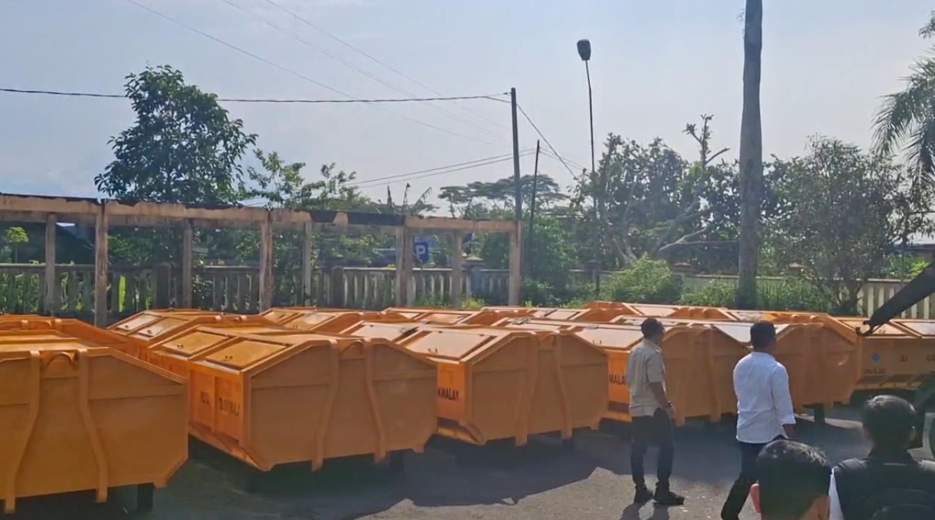 Anggaran Mobdin Rp 3,6 Dialihkan Untuk Penanganan Sampah, 18 Kontainer Datang, Disebar ke TPS Legal dan Ilegal