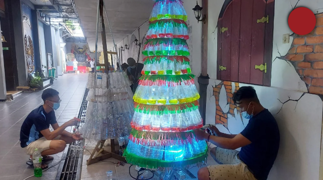 Cara Membuat Pohon Natal dari Barang Bekas, Pakai Bekas Botol Air Mineral Aja