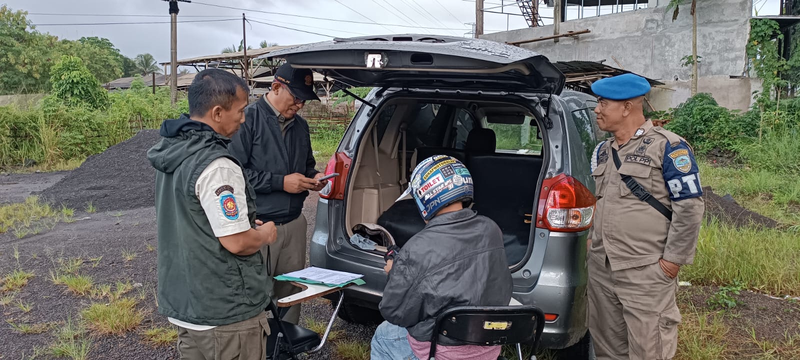 3 Oknum Warga Kota Tasik Terciduk Petugas Buang Sampah Sembarangan, Nama-Nama Pelaku Tersebar di WA Group