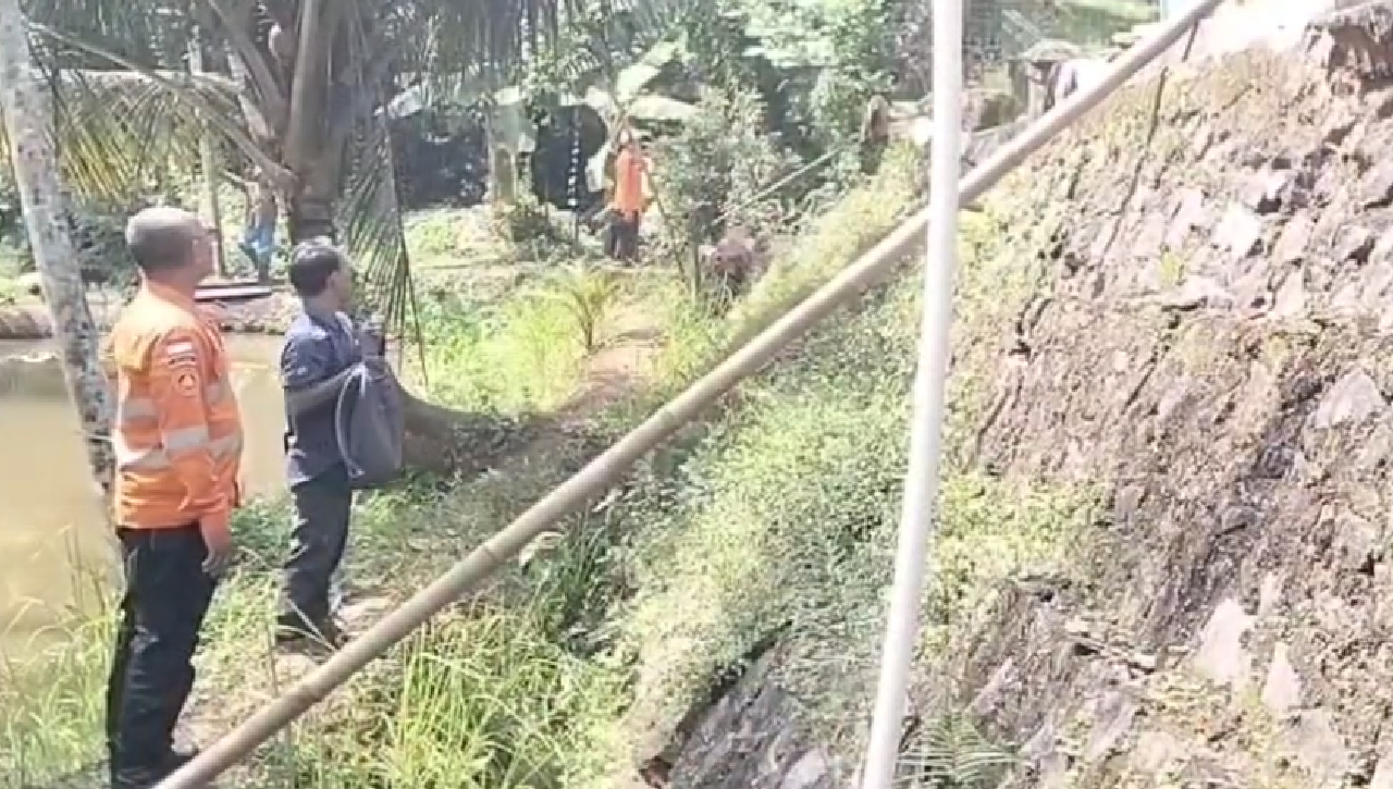 Tanah Labil, Tembok Penahan Tebing Masjid di Banjar Longsor, Hujan Intensitas Tinggi Jadi Penyebabnya