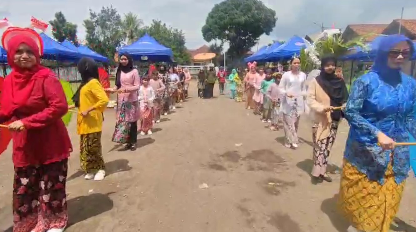 Karnaval HUT Ke-80 RI di Parhon Tasikmalaya Angkat Anyaman Bambu dan Budaya Sunda