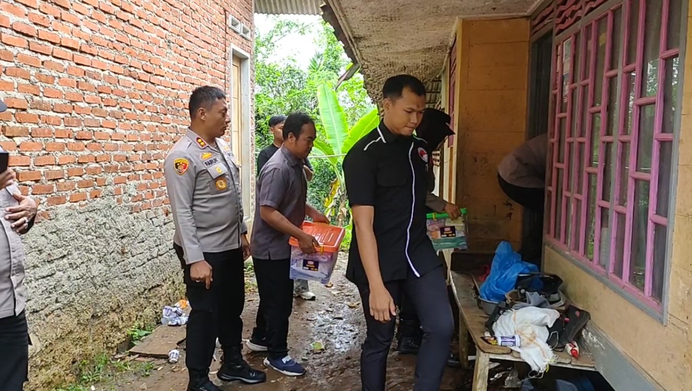Kapolres Sambangi Rumah Iin yang Nyaris Ambruk, Salurkan Bantuan Berupa Sembako