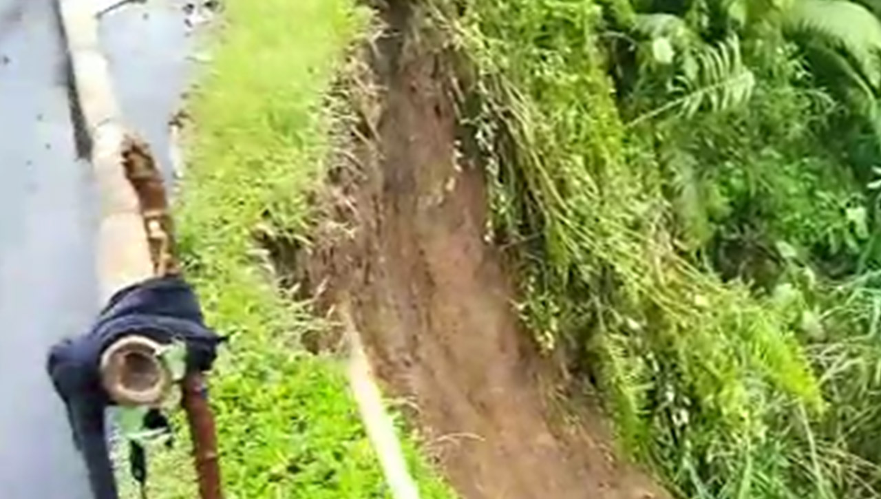 Jalan Desa Terancam Amblas, Akses Warga Lumpuh, Warga Khawatir, Karena Merupakan Jalan Utama.