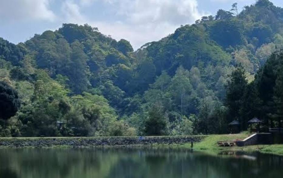 Healing Alam Murah di Kuningan, Situ Wulukut Suguhkan Pemandangan Danau yang Menenangkan