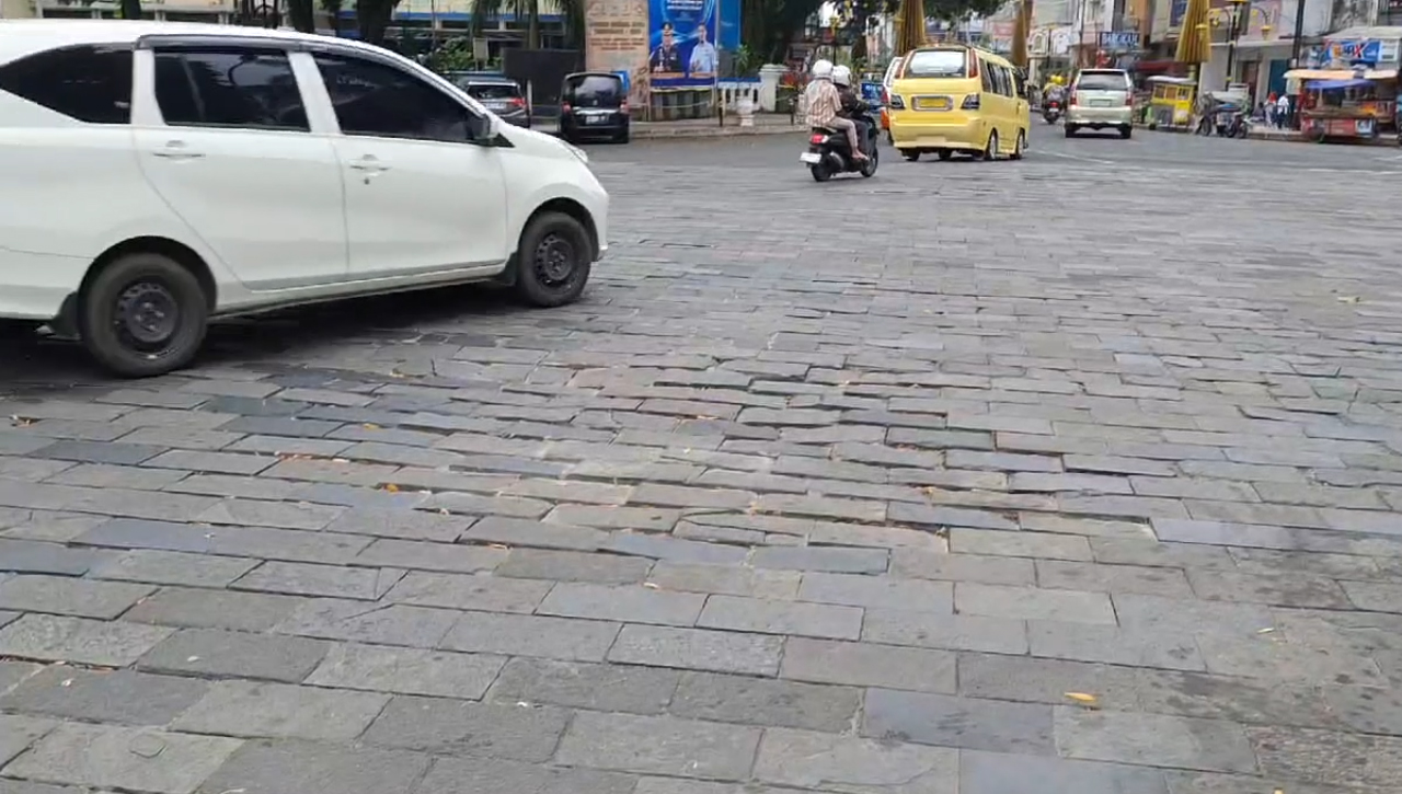 Batu Andesit Depan Masjid Agung Kota Tasik Akan Dibongkar, Batu Bergelombang  Membahayakan Pengguna Jalan