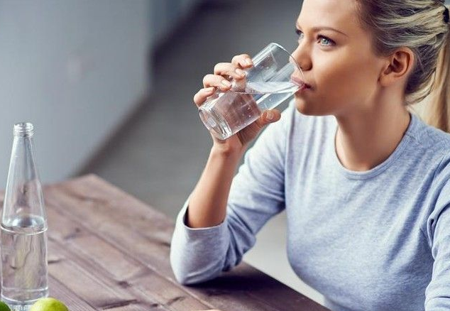 Hati-hati, Ternyata Makan dan Minum  Bekas Orang Lain Berisiko Menyebarkan Penyakit Menular