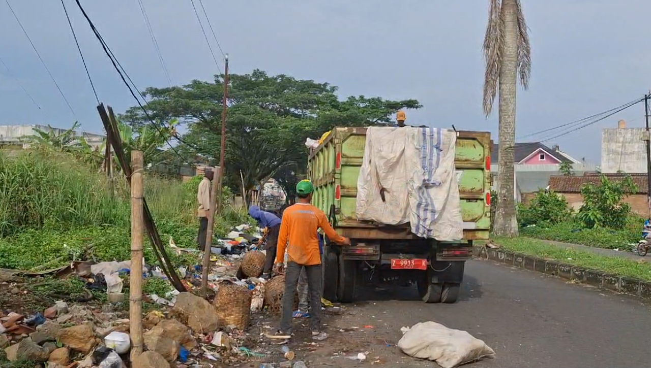 Bau Banget, Sampah Di Jalan A.H Witono Terus Menggunung, Padahal Ada TPS Resmi di Sekitaran Pasar Cikurubuk