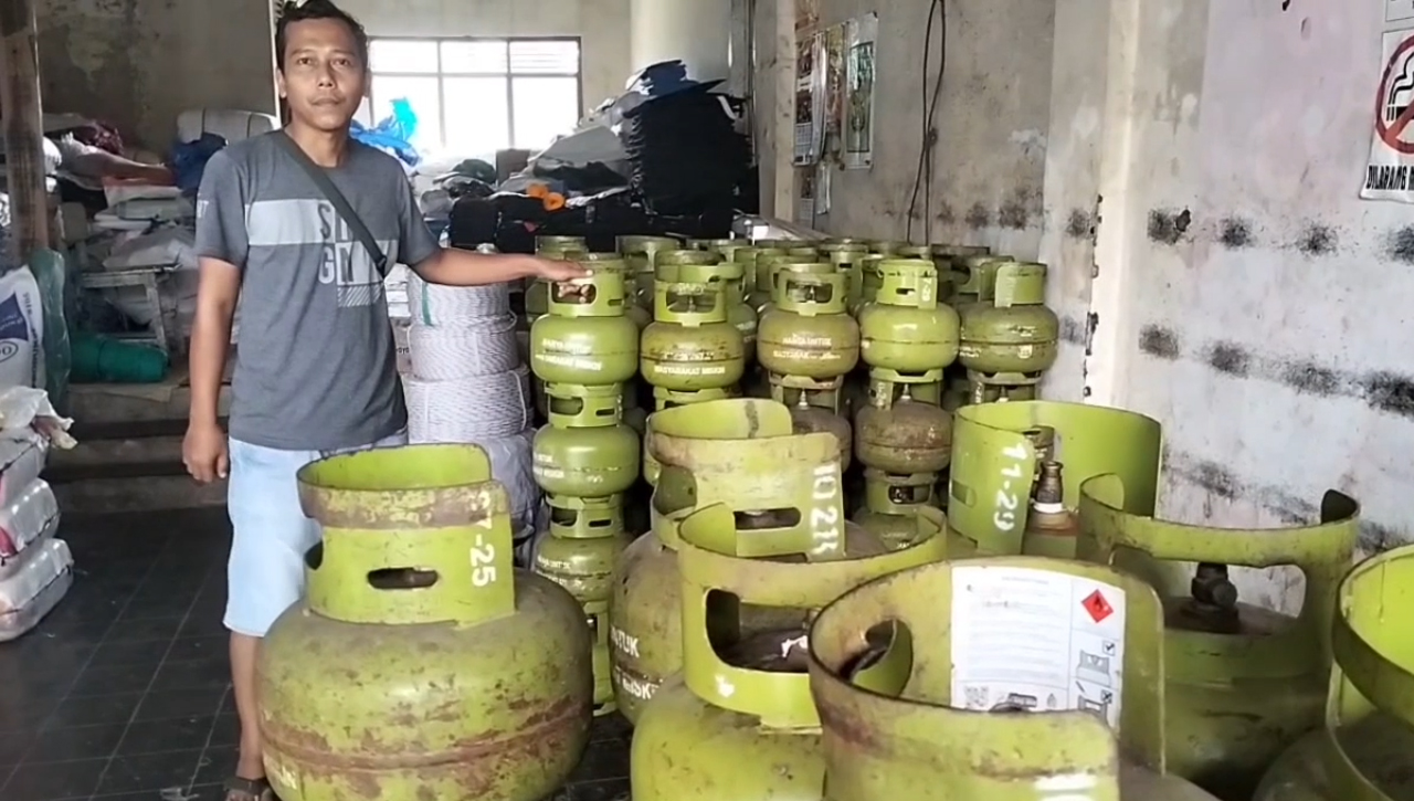 Warga Berburu Gas Elpiji 3 Kg Hingga Ke Pangkalan, Sulit Ditemukan Warga Harus Menunggu dan Sabar